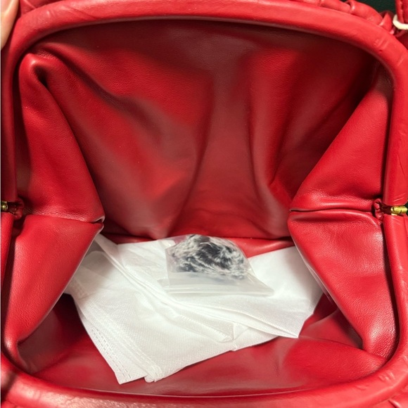 New with tags red cloud soft pouch pleated cross body purse with keychain - Picture 3 of 4